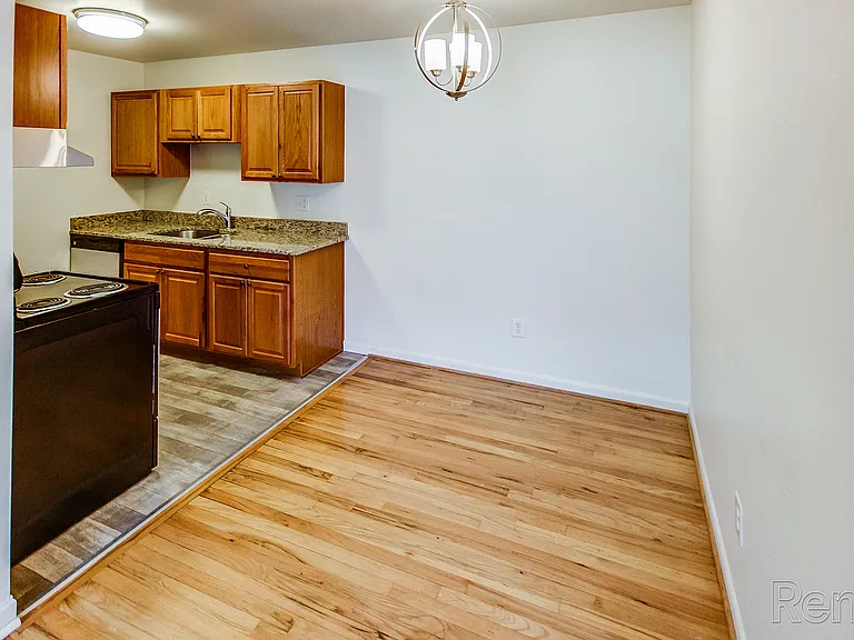 Wagon Wheel Apartments — Photo 13