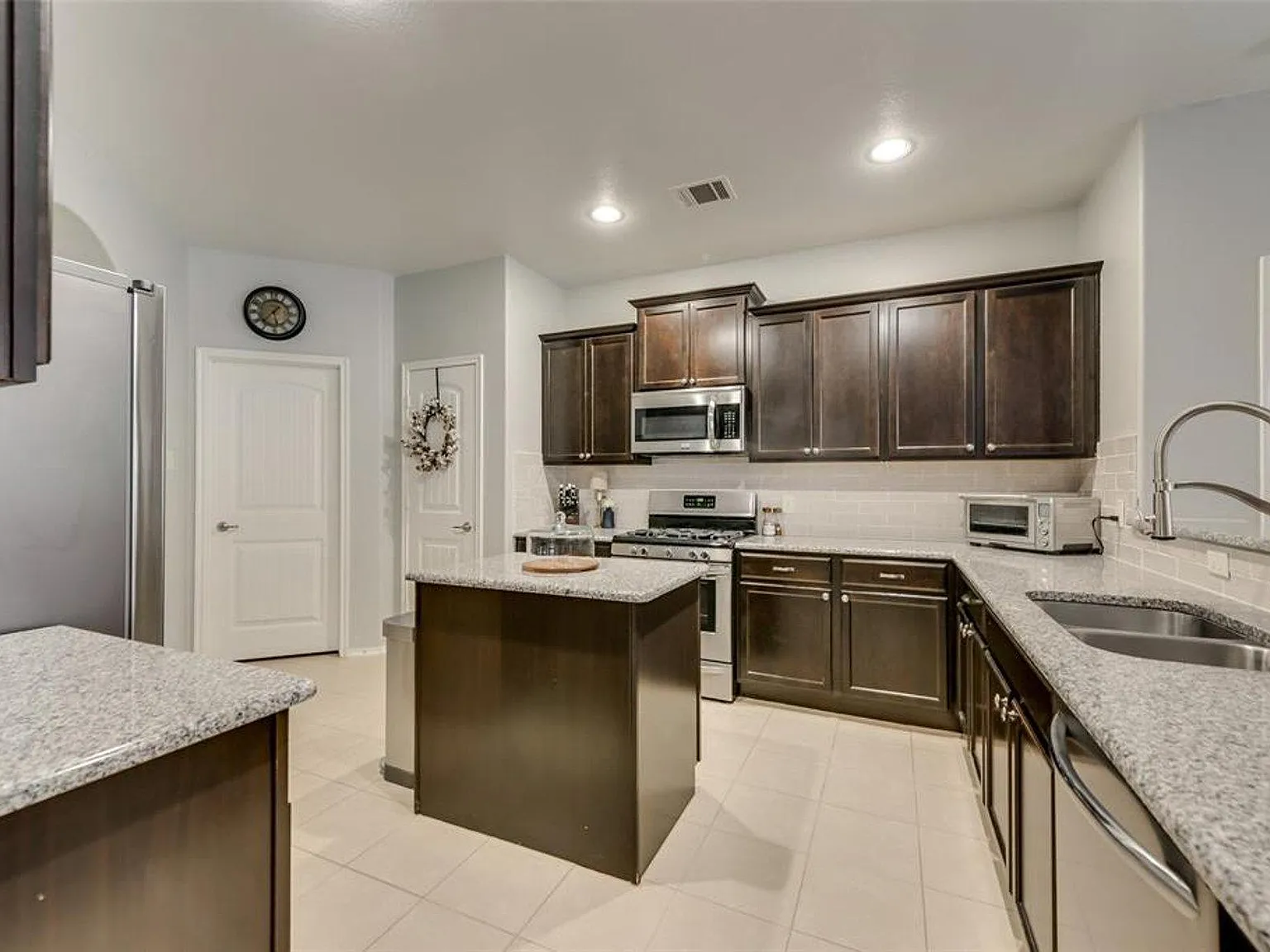 3 bed, 1873 sqft, $2,350 — Photo 3