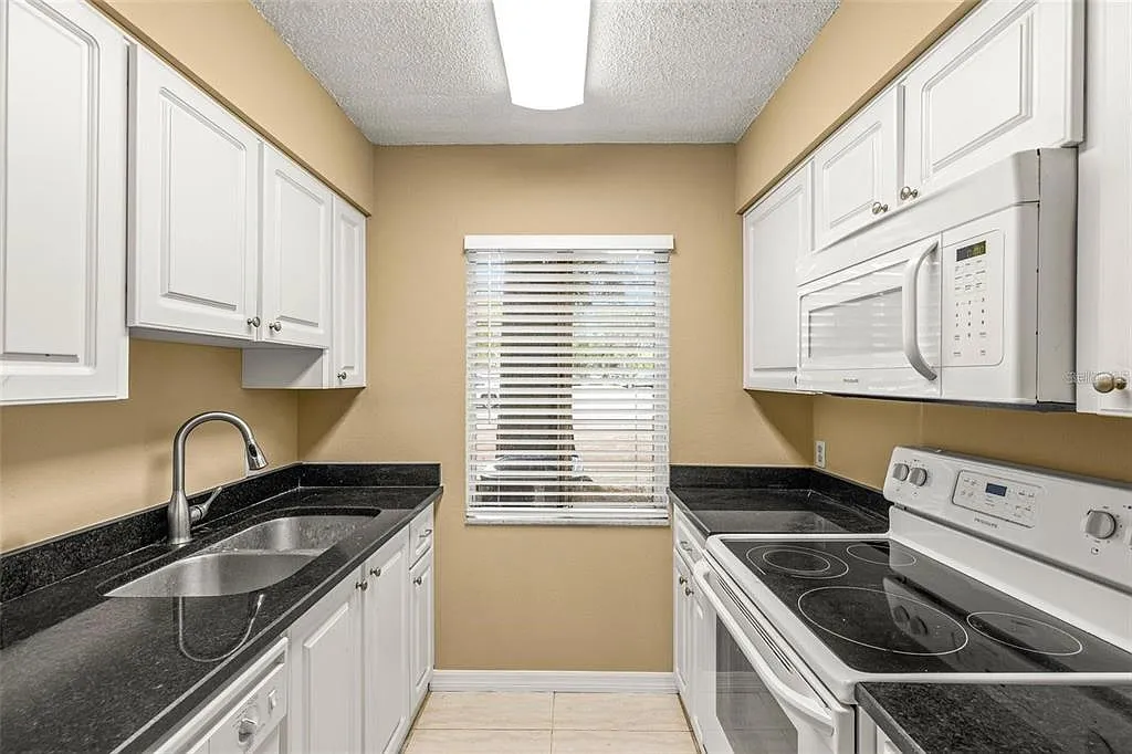 1 bed, 1.0 bath, 783 sqft, $1,200 — Photo 3
