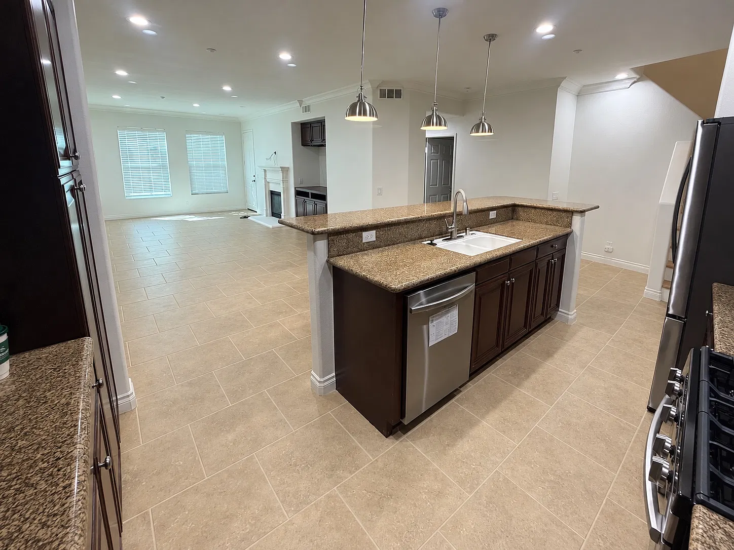 3 bed, 1959 sqft, $4,995 — Photo 4