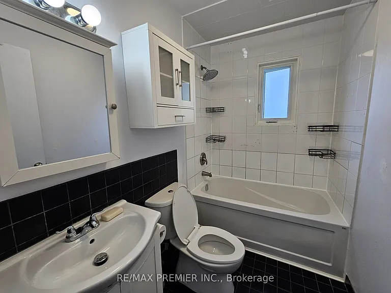 31 Compton Cres #MAIN 2ND — Photo 12