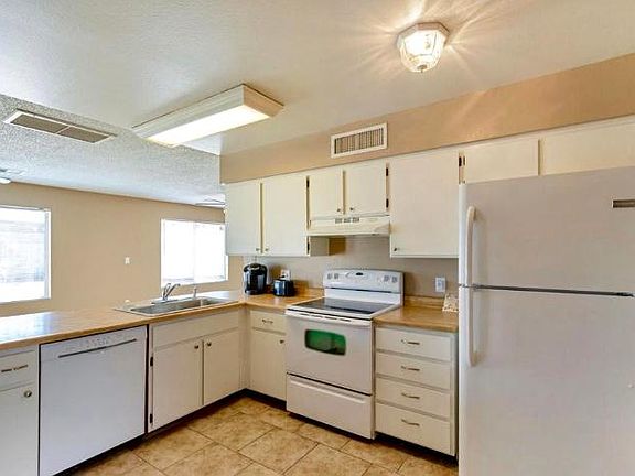 3rd image of 207 N Country Club Way