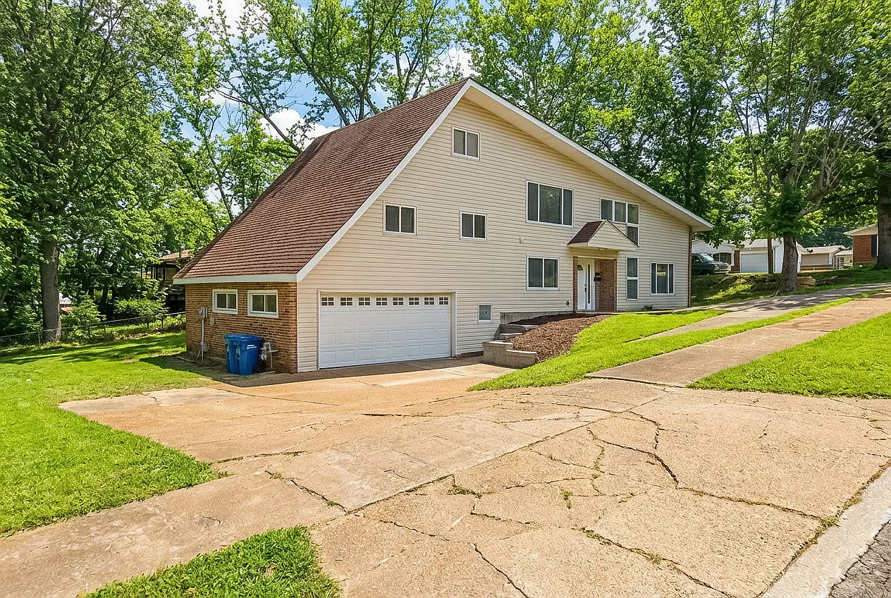 5 bed, 2927 sqft, $4,700 — Photo 2