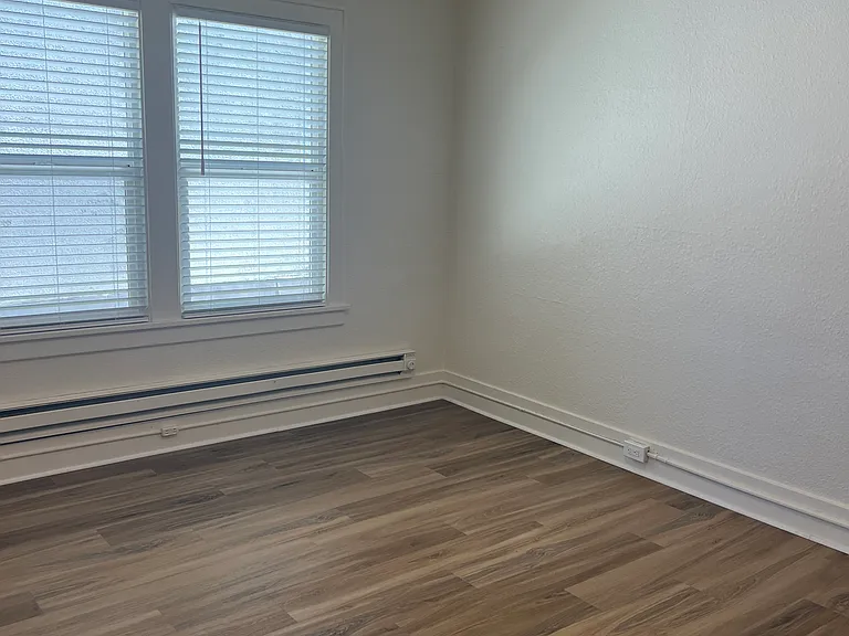 1237 Commerce Ave #5 — Photo 2