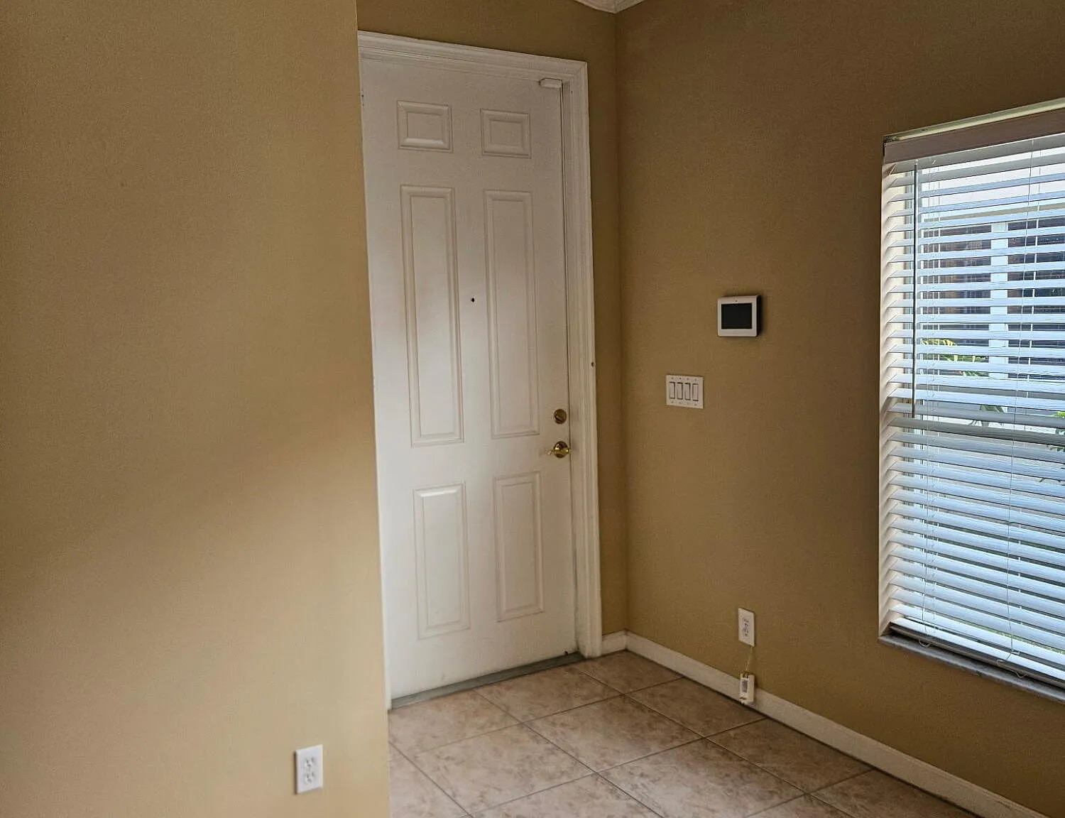 3 bed, 2.0 bath, 1650 sqft, $2,300 — Photo 2