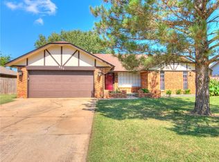 805 SW 27th St, Moore, OK 73160
