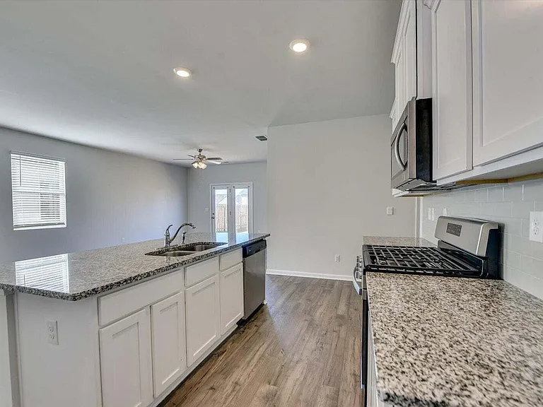 433 Whitby Ct — Photo 11