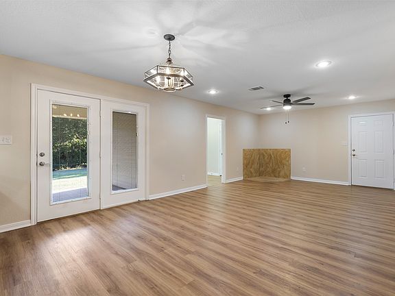 4th image of 251 Denton Rd