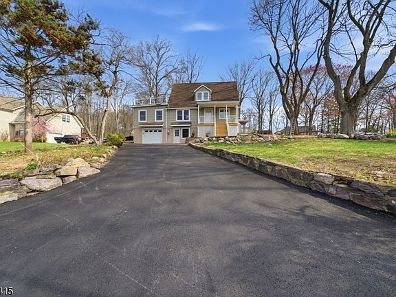 3rd image of 4 Hillside Rd
