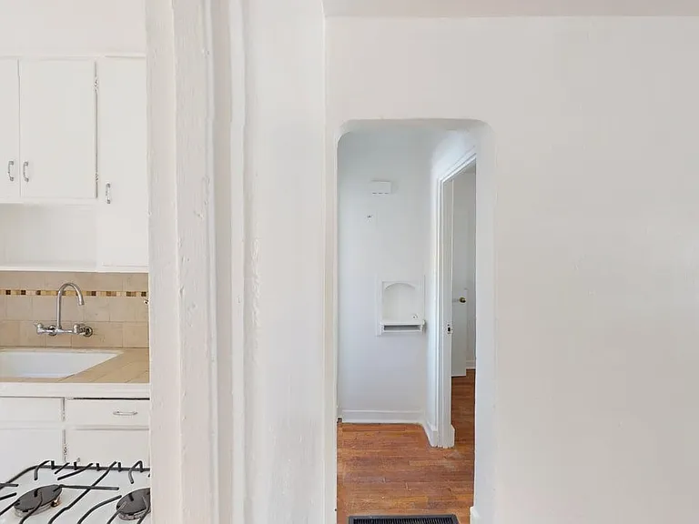 Nicely Updated 1 Bedroom Apts in Beautfiul Downtown Courtyard Complex — Photo 27