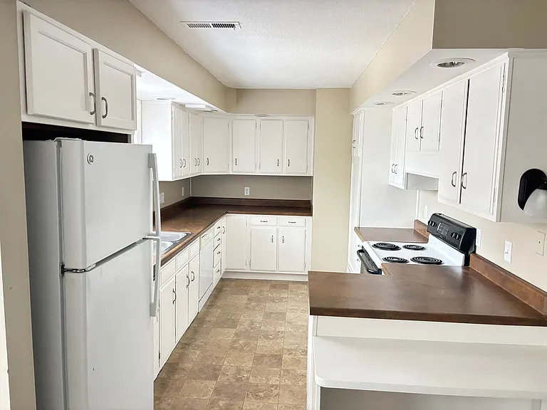 Hillside Apartments — Photo 10