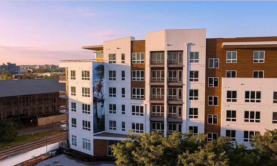 1st image of 912 2nd Ave N #200
