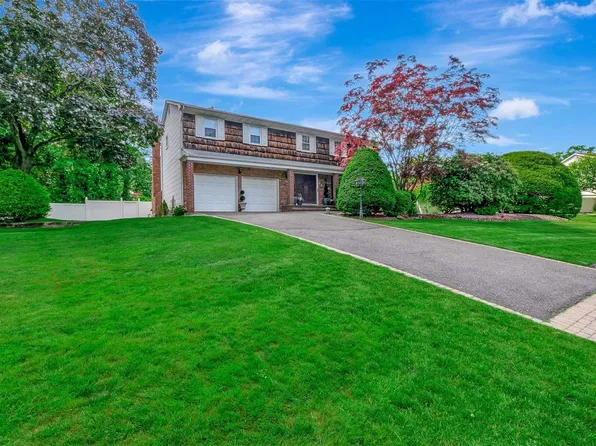 22 Ron Court, Commack, NY 11725