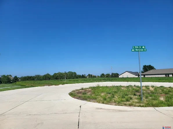 9454-9460 Merryvale Dr, Lincoln, NE 68526