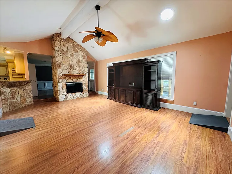 18107 Oakhampton Dr — Photo 4
