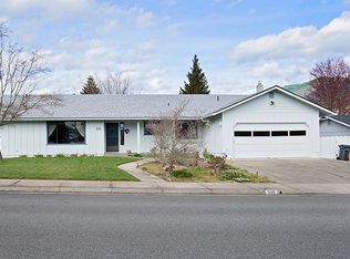 906 NW Morgan Ln, Grants Pass, OR