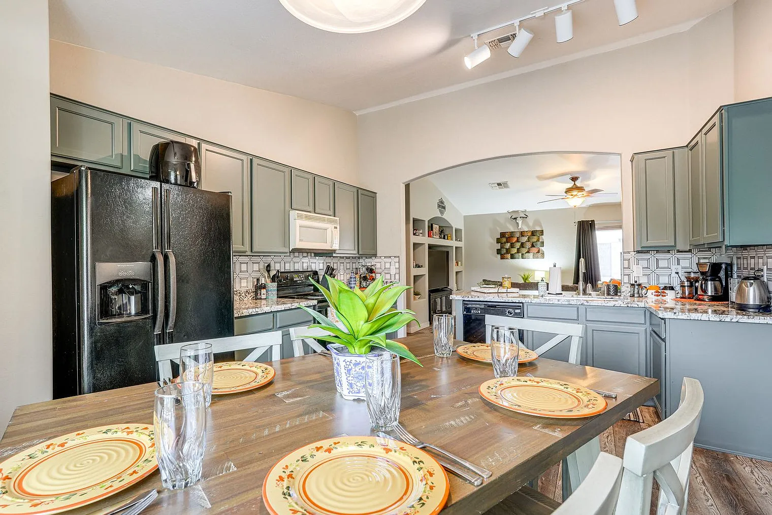 3 bed, 2.0 bath, 1593 sqft, $3,496 — Photo 4