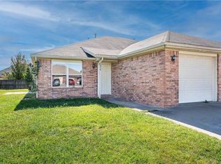 409 E Southern Trace Dr, Rogers, AR 72758