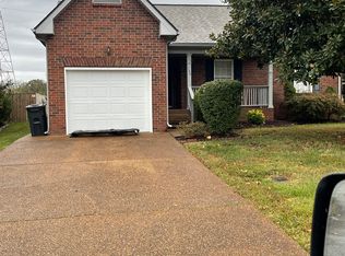 130 Oak Leaf Dr, Hendersonville, TN 37075