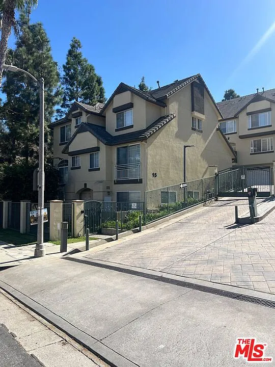 2 bed, 3.0 bath, 1151 sqft, $3,695 — Photo 4