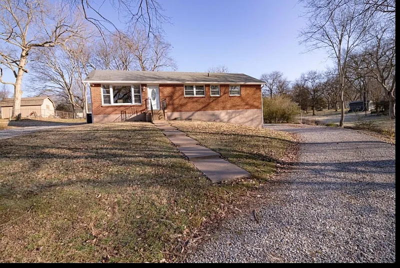 Spacious 3-Bedroom Home on Nearly an Acre in Neely's Bend Huge Fenced Backyard & Lawn Care Included — Photo 1
