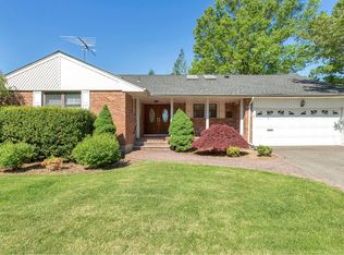 20 Lesley Dr, Syosset, NY 11791