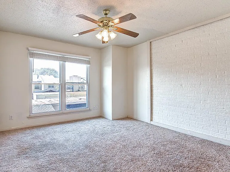 2012 Court Pl — Photo 23