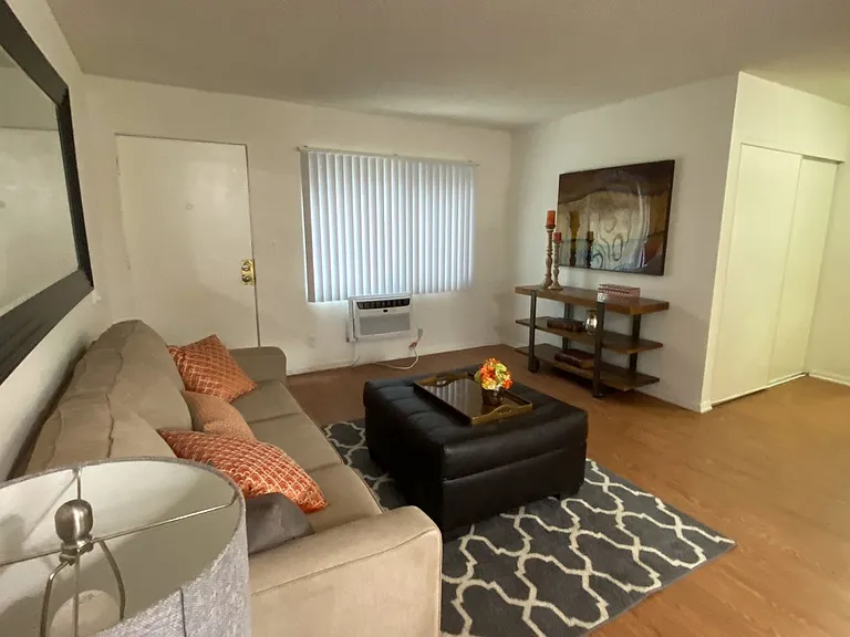 Topanga Apartments — Photo 16