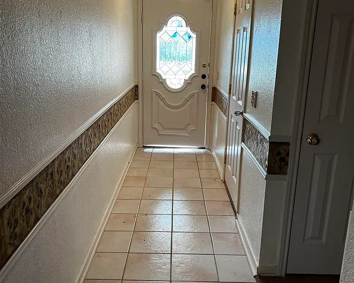 902 Sugarbush Ln — Photo 2