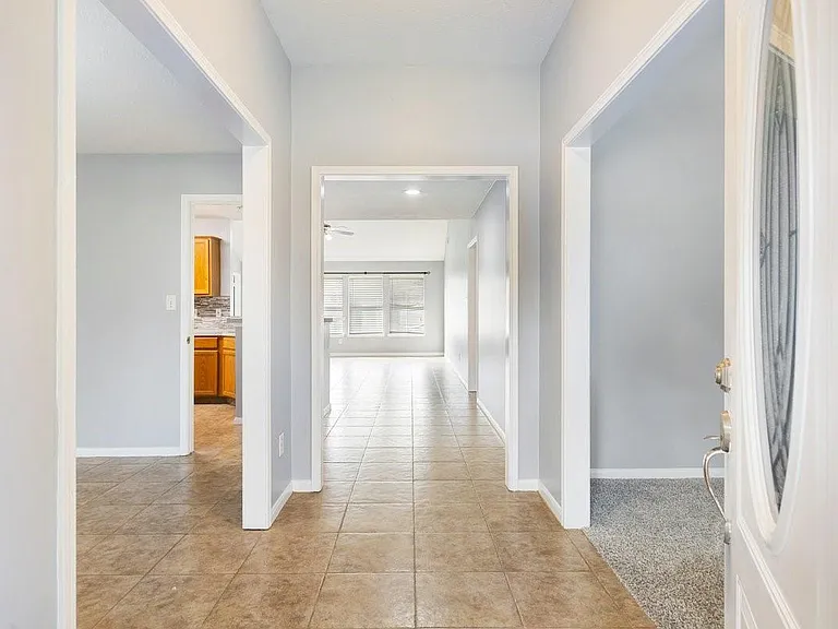 2922 Abbey Field Dr — Photo 3