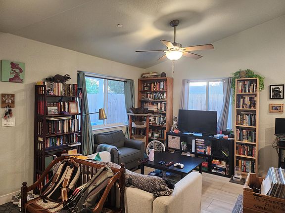 3rd image of 37 Oak Ave #1/2