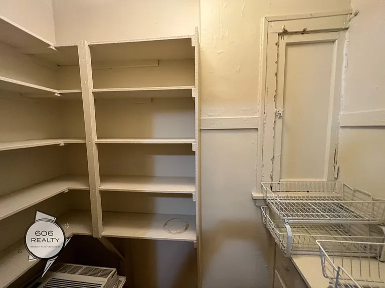 Bright and Sunny Forest Park Apts! — Photo 18