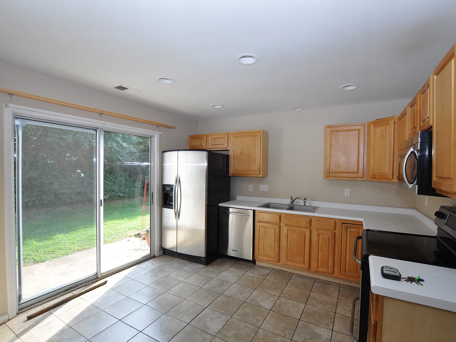 2 bed, 2.5 bath, 1300 sqft, $1,600 — Photo 3