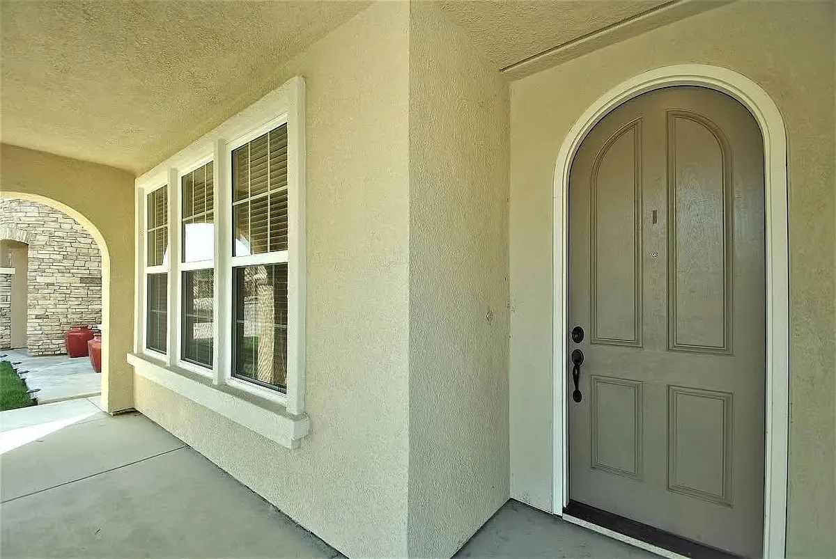 Building Photo - 1098 N Perry Ave