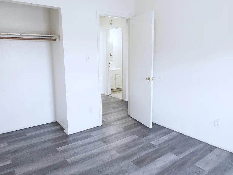 4211 Weymouth Ln — Photo 11