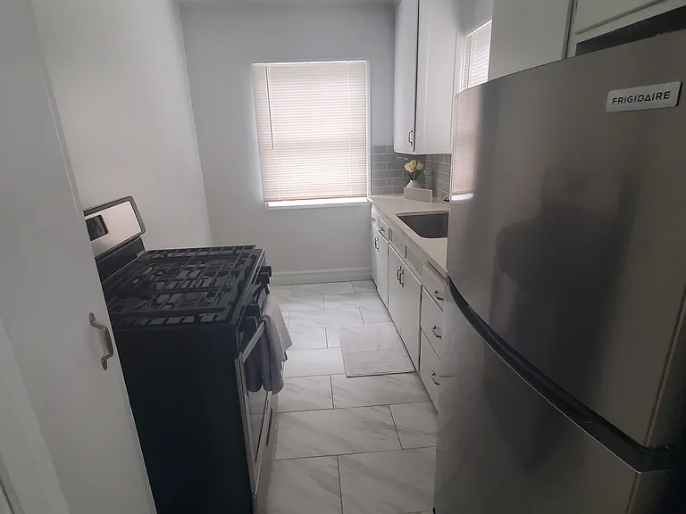 130 Roycroft — Photo 22