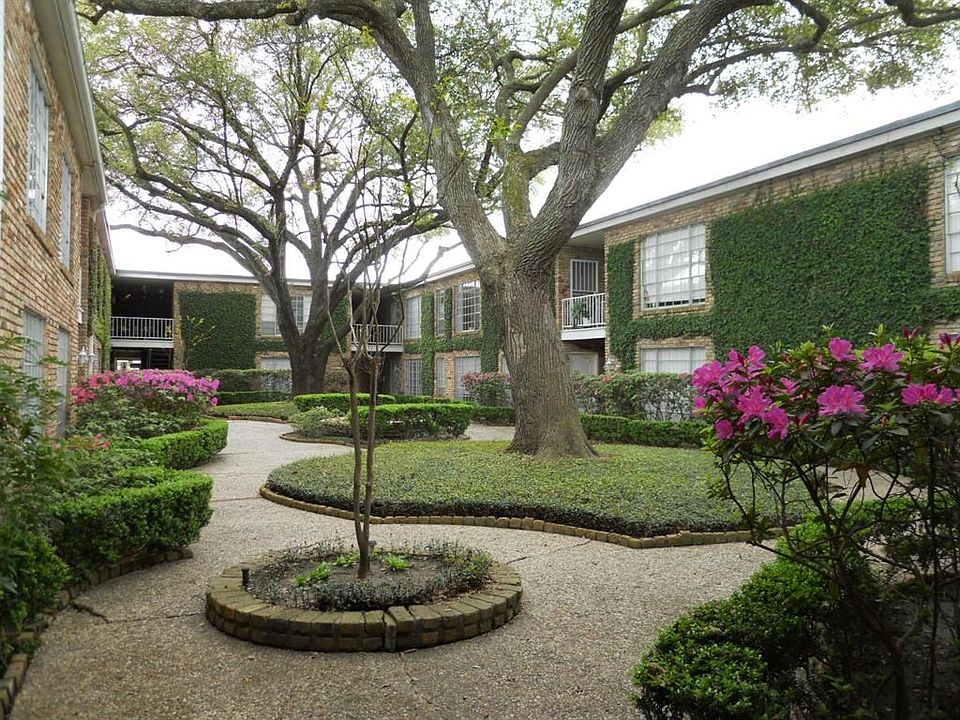 Beautiful Courtyard View during Azalea Season.