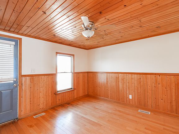 4th image of 464 N Maple St