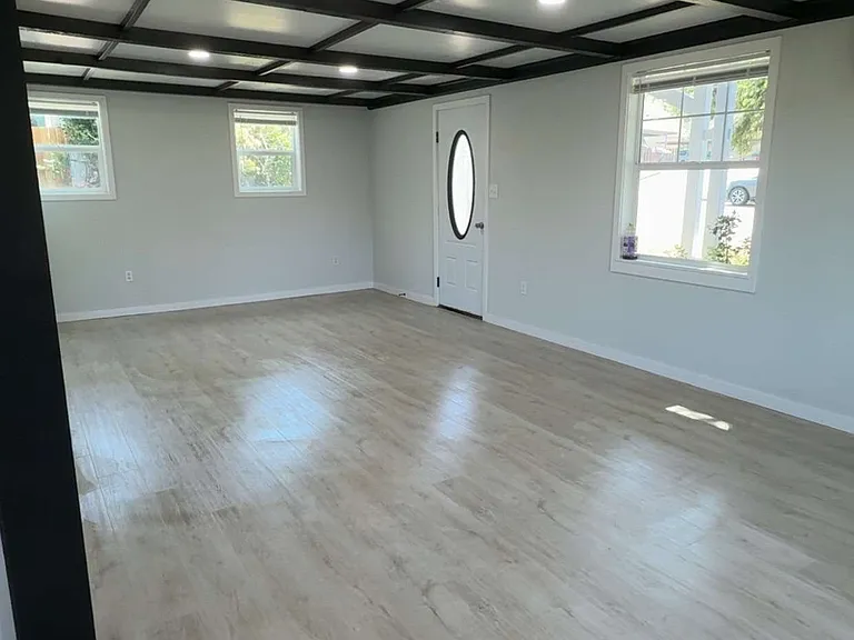 1911 Maple St — Photo 5