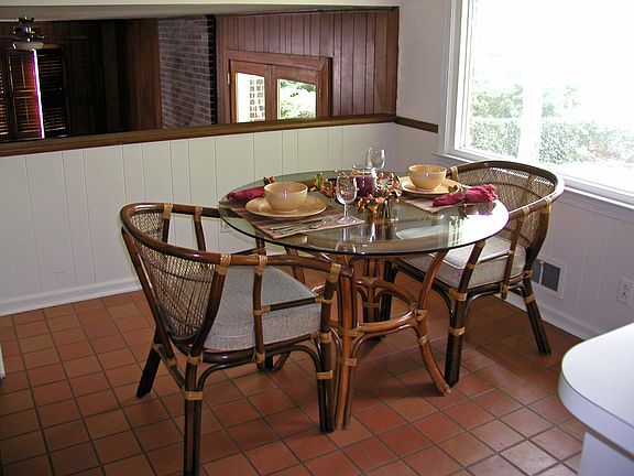 Kitchen: Eat-In Casual Dining Area