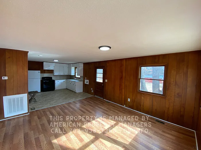 Building Photo - 3810 Vanderburg Dr