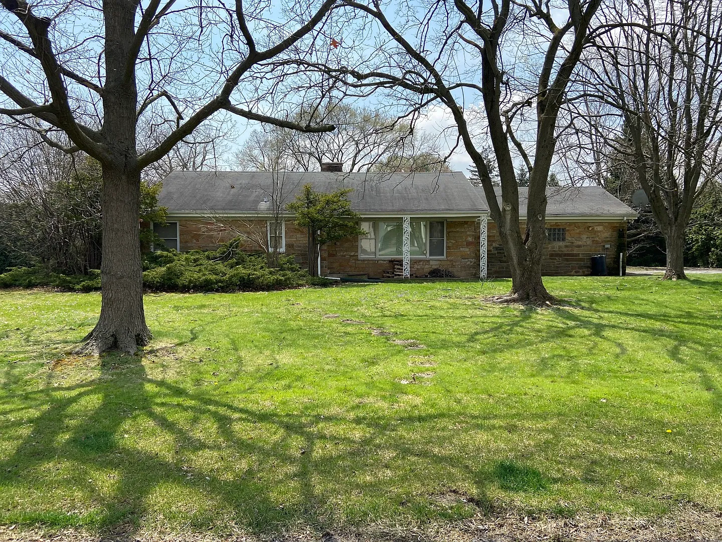 865 Queens Ln photo 1