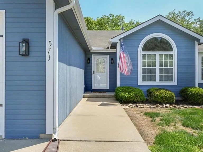 571 Hithergreen Dr — Photo 2