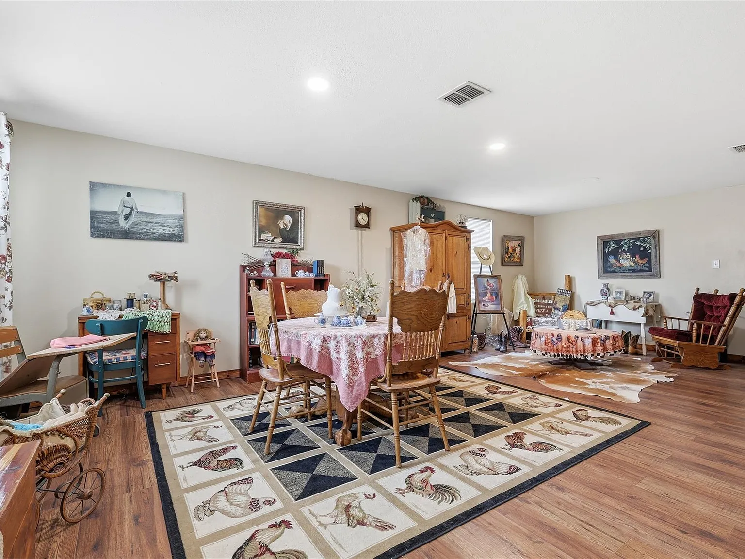 5 bed, 3440 sqft, $2,600 — Photo 2