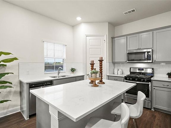 3rd image of 287 Ferndale St