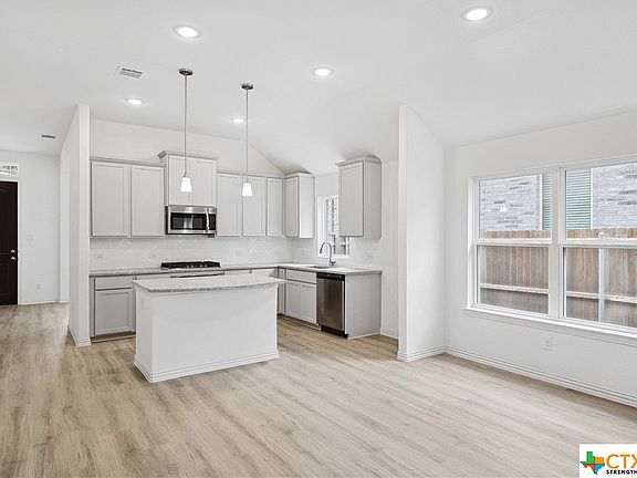 4th image of 751 Navarro St