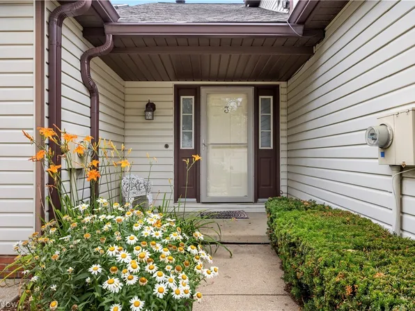 875 Hampton Cir #3, Aurora, OH 44202