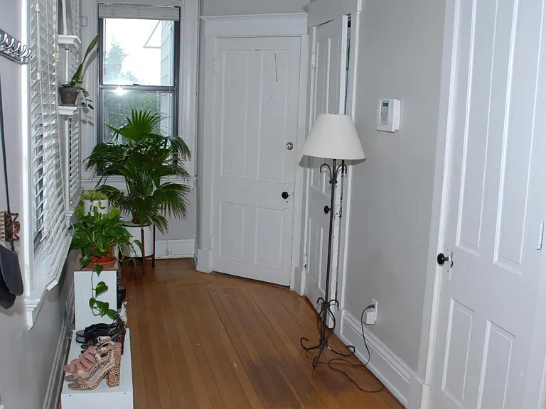 Entry hallway 17' 3" x 5' 6"