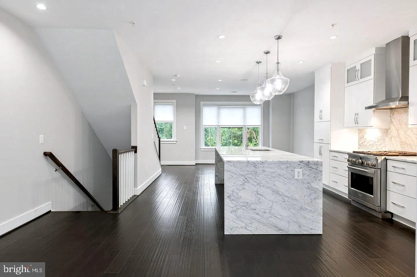 3 bed, 4.5 bath, 2494 sqft, $5,900 — Photo 2