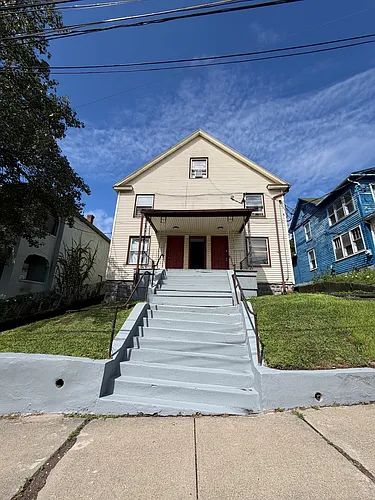 105 Squires Ave Photo 1